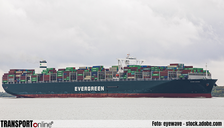 Containerschip Ever Given komt dag later aan in Rotterdam