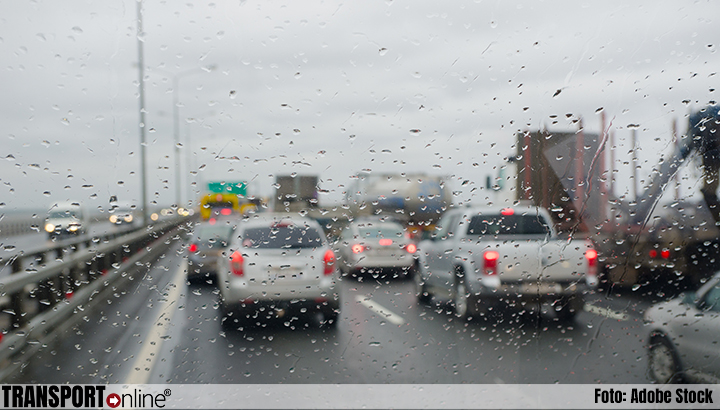 Regen en ongelukken zorgen voor drukste ochtendspits van het jaar: bijna 1100 kilometer.