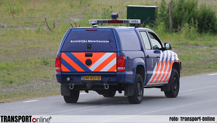 Marechaussee treft vreemdelingen aan verstopt in bestelbus en onder vrachtwagen bij Hoek van Holland