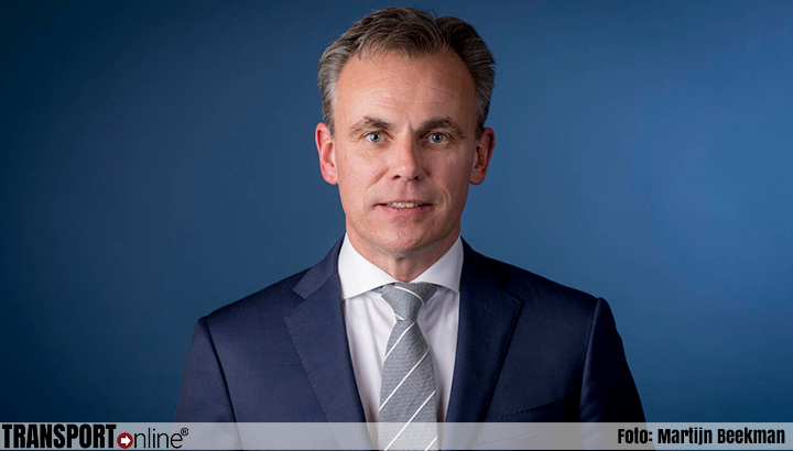 Minister Mark Harbers schort krimpplan Schiphol voorlopig op