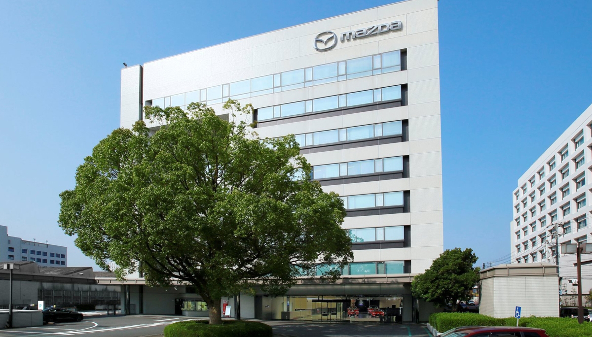 Mazda legt fabrieken stil vanwege tekort aan onderdelen uit China door corona-uitbraak luchthaven Shanghai Pudong