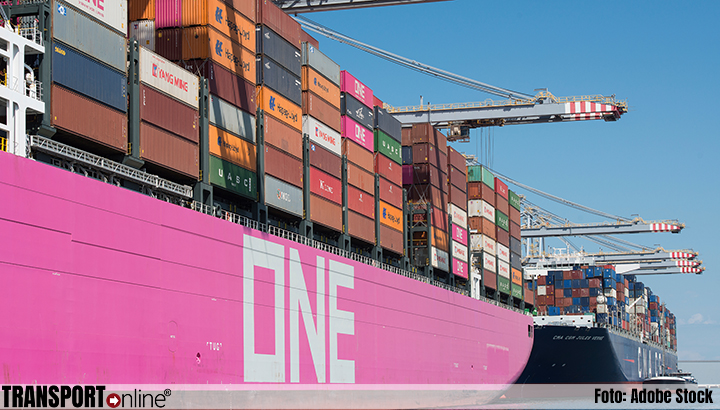 Containerschip de ONE Orpheus onderweg naar Nederland urenlang vast in Suezkanaal [+foto's]