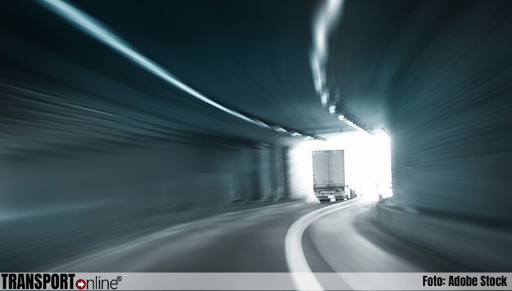 'Vrachtwagenchauffeurs negeren massaal hoogtemeldingen tunnels'