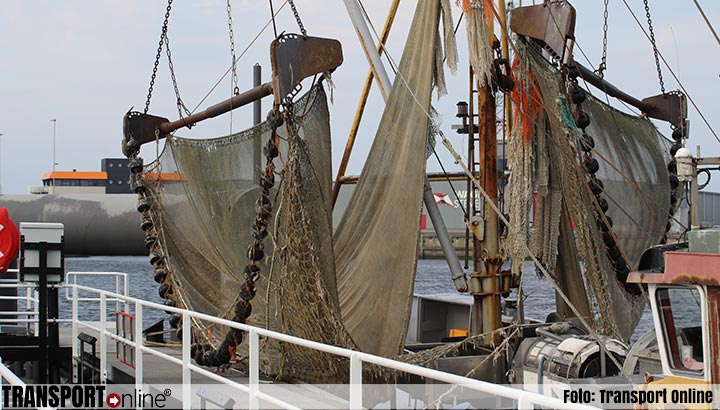 Viskotter UK-171 omgeslagen op de Noordzee, drie bemanningsleden gered