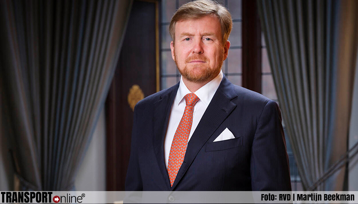 Koning Willem-Alexander brengt met staatssecretaris de Vries werkbezoek aan Douane