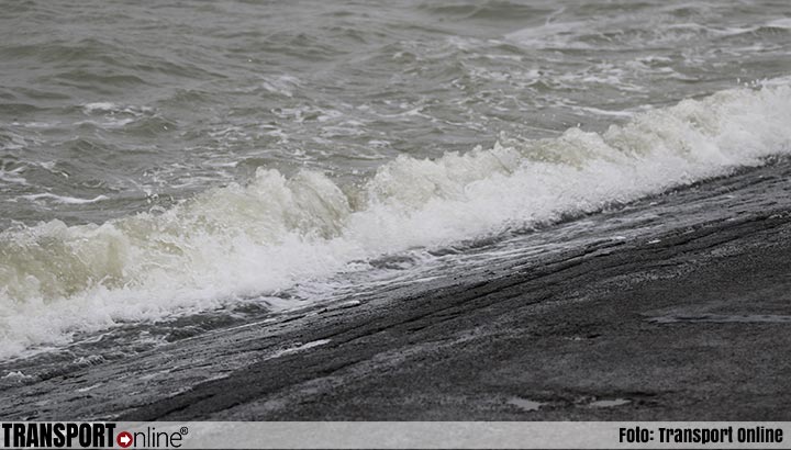 Schipper beboet voor gevaarlijke golven badstrand Vlissingen