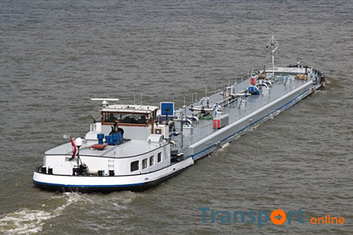 Vastgelopen schip stremt scheepvaart IJssel [+foto's]