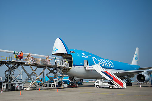 KLM helpt bij sturen hulpgoederen naar Ecuador