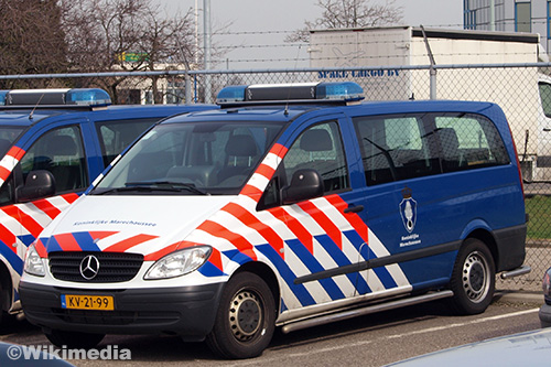 Marechaussee vindt 24 vreemdelingen in vrachtwagen in Europoort