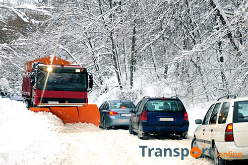 Vrachtwagens stil op Franse RN12 door sneeuw