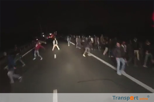 Brit rijdt vluchteling in Calais dood [+video]
