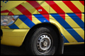 Plaat waait op auto's: ambulance total loss