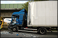 Vrachtwagen ramt snelwegbrug met kraan op B9 [+foto's]