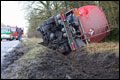UPDATE: A1 bij De Lutte weer open na ongeval gekantelde vrachtwagen met houtsnippers [+foto]