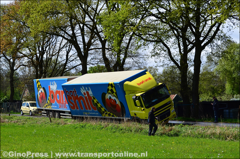 Mentaliteit feit amplitude Transport Online - Vrachtwagen van Bart Smit belandt in de sloot [+foto]