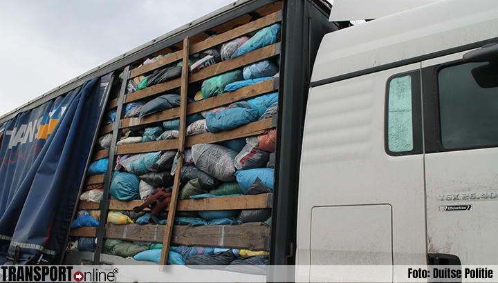 werk Plantage duif Transport Online - Vrachtwagen met kleding door de politie van de weg  gehaald [+foto's]
